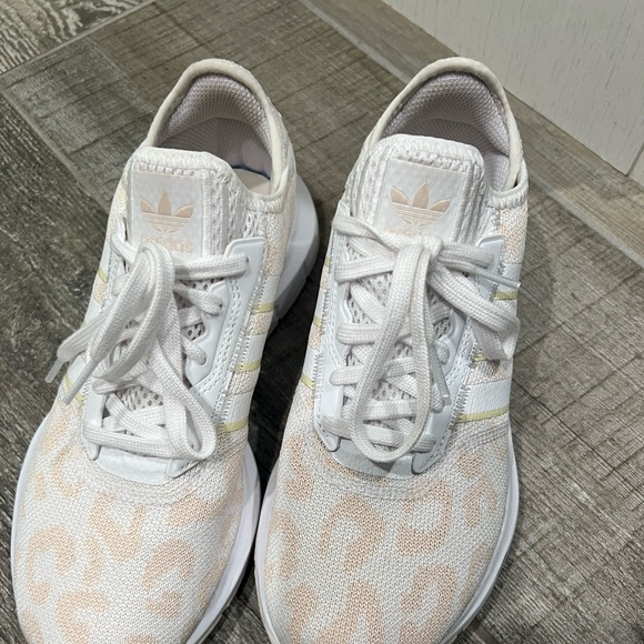 Like new Adidas shoes - Picture 2 of 2